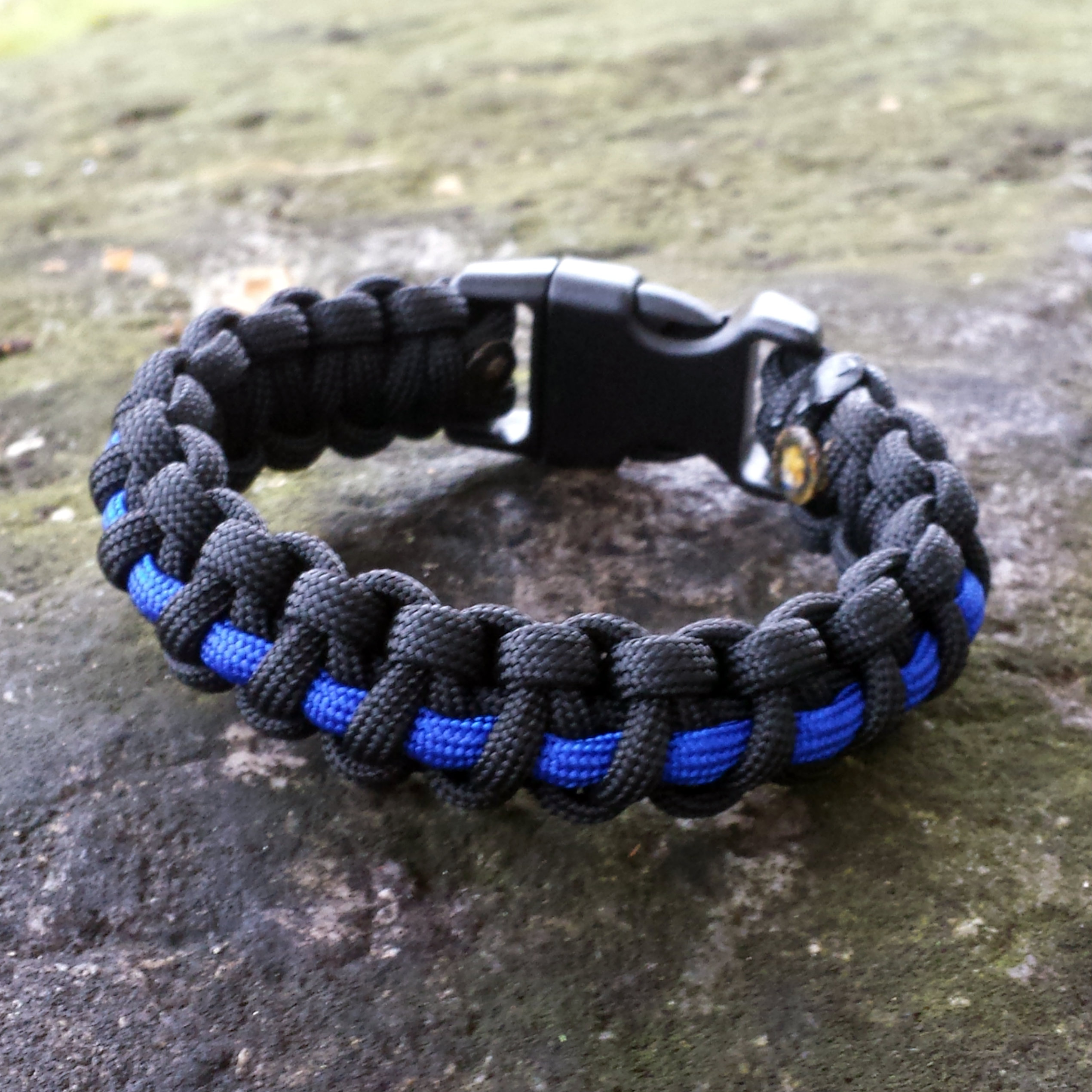 How to make a Paracord Bracelet | two MT stomachs